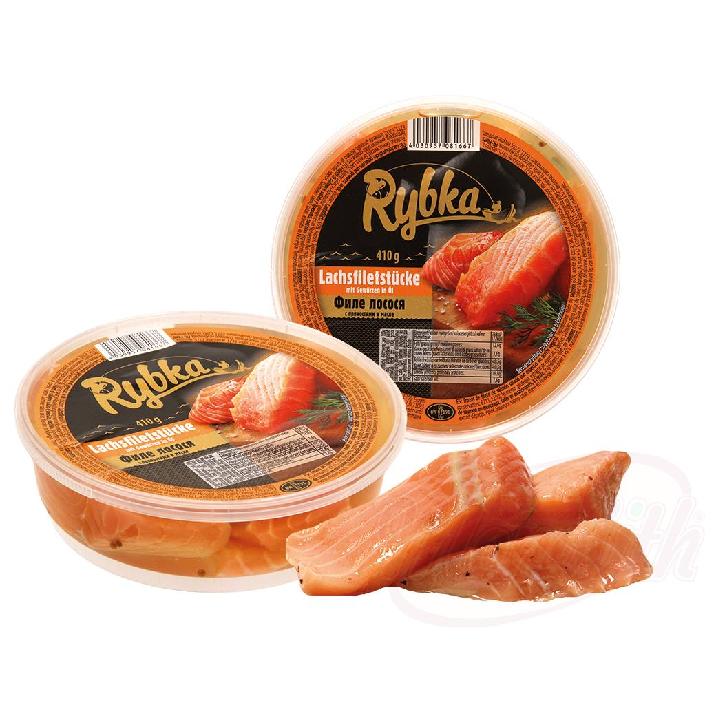 Filets de saumon en morceaux, salés et assaisonnés, à l‘huile