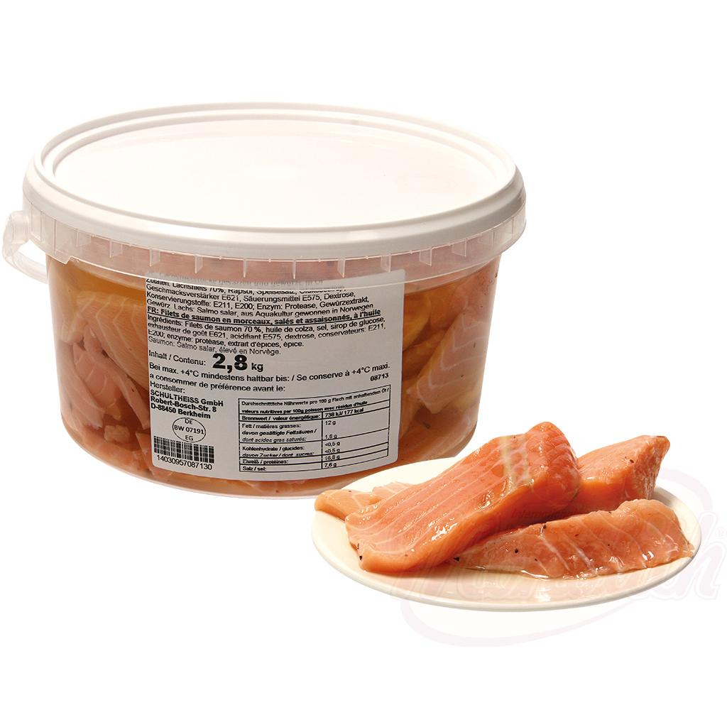 Morceaux de filet de saumon (Salmo salar) salés et épicés, dans de lhuile /lose