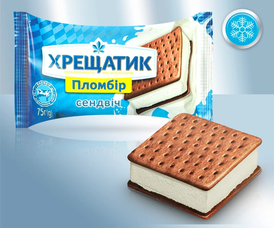 Ice cream with vanilla flavour between biscuits (cocoa-based)