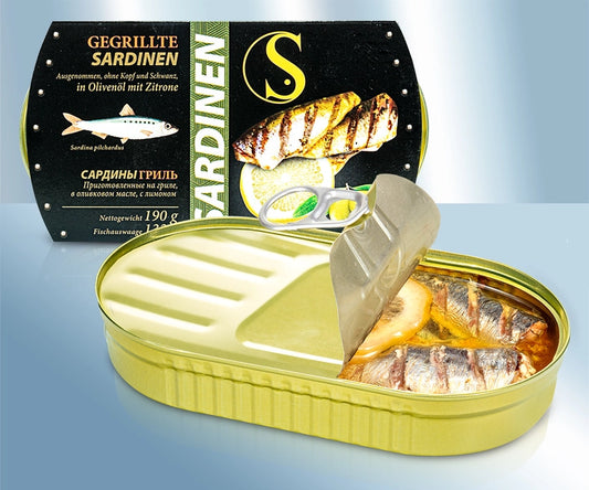 Grilled sardines, gutted, without head and tail, in olive oil, with lemon
