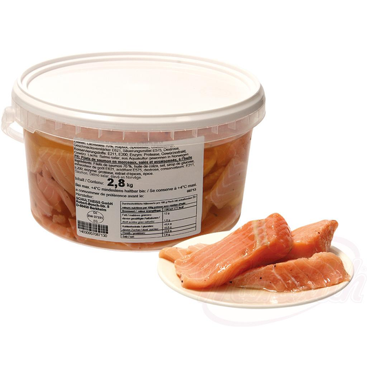 Morceaux de filet de saumon (Salmo salar) salés et épicés, dans de lhuile /lose