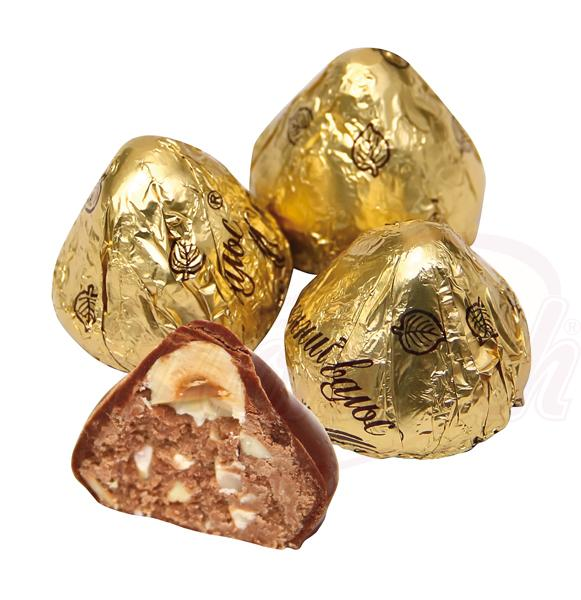 Confiserie aux pralins avec arachides et noisettes glaçage au cacao